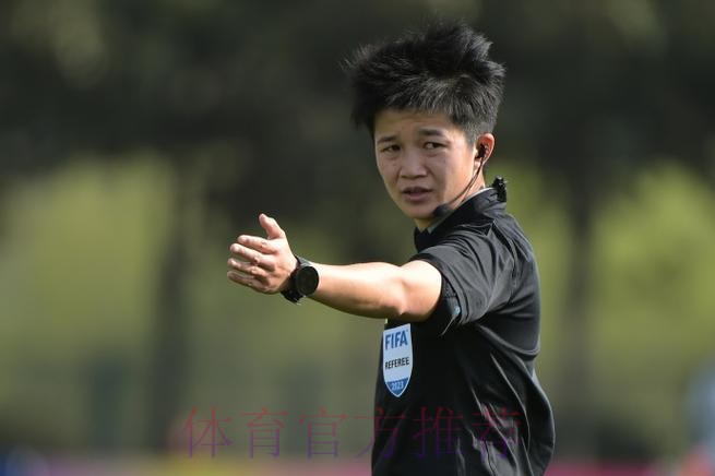 田金将成为国内首位以主裁判身份执裁男子职业赛事正赛的女子裁判员 田金将成为国内首位以主裁判身份执裁男子职业赛事正赛的女子裁判员